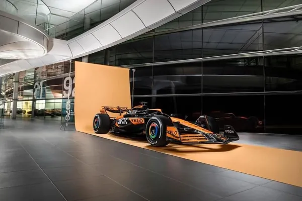 Mercedes we McLaren «Formula-1» üçin täze ýaryş ulaglaryny tanyşdyrdylar