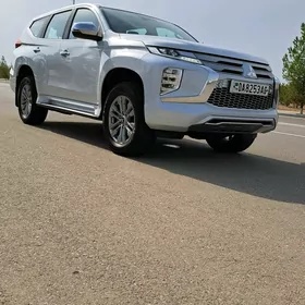 Mitsubishi Pajero 2020