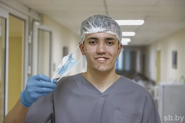 Туркменский студент в Беларуси помог спасти пациентку после клинической смерти