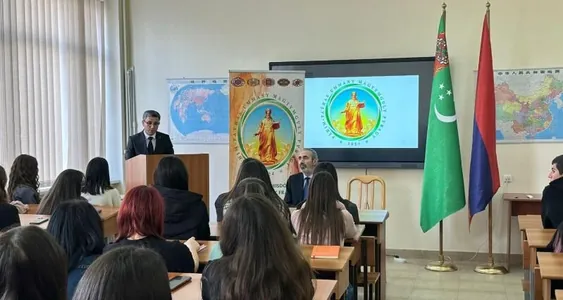 Türkmenistanyň ilçisi Ýerewan döwlet uniwersitetinde umumy okuw sapagyny geçdi