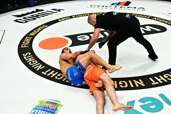 Türkmen pälwany Abdulla Babaýew AMC Fight Nights 123-de garşydaşyny 1-nji raundda ýeňdi