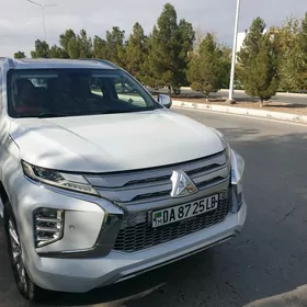 Mitsubishi Pajero 2020