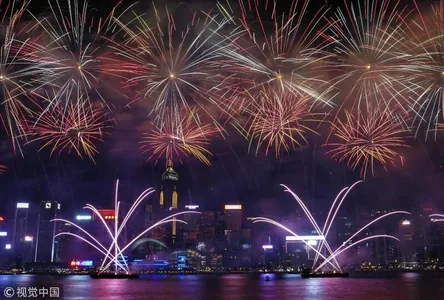 Шоу дронов, салюты и «Симфония огней»… Гонконг выделит $140 млн на привлечение туристов