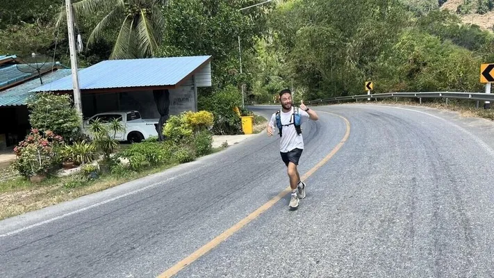 Британский спортсмен пробежал 2100 км по Таиланду, чтобы собрать деньги для  сирот и детских домов