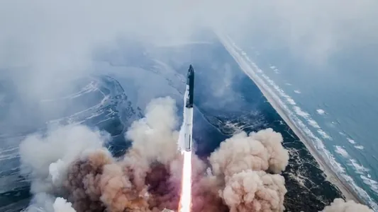 SpaceX с третьей попытки запустила в космос гигантскую ракету Starship