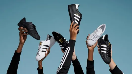 Adidas терпит убытки впервые за 32 года. По бренду ударил разрыв с Канье Уэстом