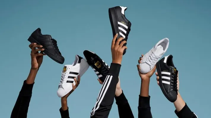 Adidas 32 ýylda ilkinji gezek ýyly sap ýitgi bilen ýapdy