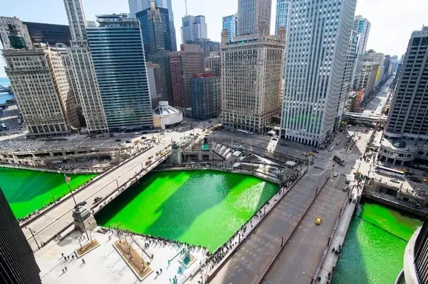 Чикагская река окрасилась в зеленый в честь Дня святого Патрика