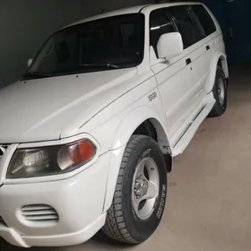 Mitsubishi Montero Sport 2000