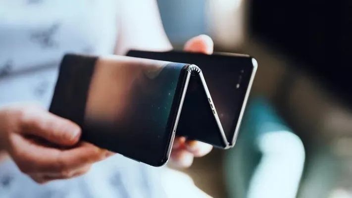 Huawei üç ekranly ilkinji smartfony çykarmaga taýýarlanýar