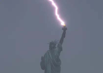 Мощный разряд молнии ударил в факел Статуи Свободы в Нью-Йорке