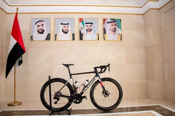 Президенту Туркменистана подарили велосипед профессиональной велокоманды