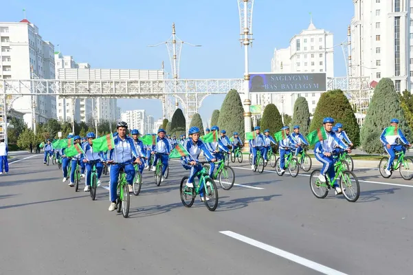 Президент Сердар Бердымухамедов принял участие в традиционном массовом велопробеге
