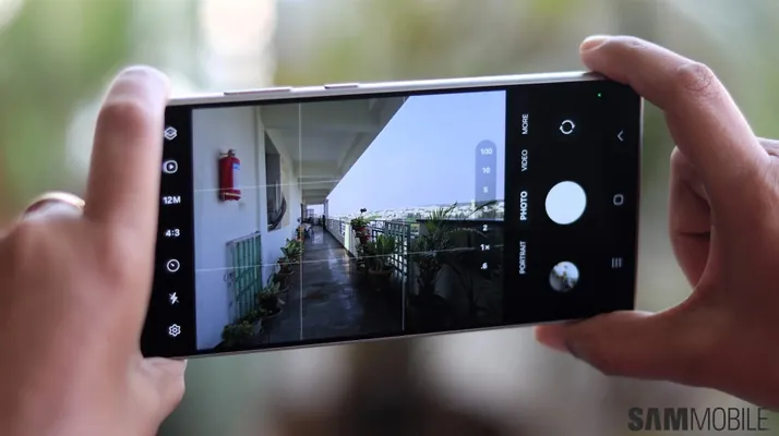 Samsung Galaxy S24 Ultra-nyň kamerasynyň üçünji täzelenmesi ähli kemçilikleri ýeňip geçer