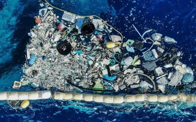 Исследование: Каждую минуту в океан попадает целый грузовик пластика