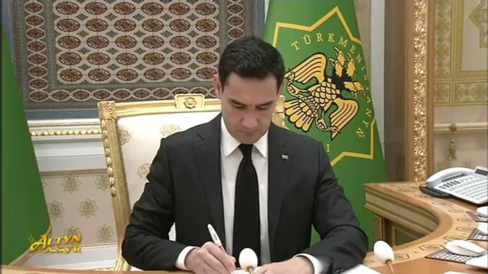Президент Туркменистана объявил строгие выговоры хякиму и заместителю хякима Ашхабада