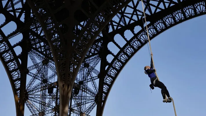 Француженка установила рекорд по скалолазанию, покорив Эйфелеву башню