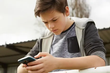 Интернет-зависимость может привести к дневной сонливости и депрессии у подростков