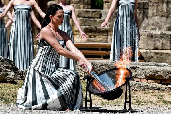 В Греции прошла церемония зажжения огня Олимпийских игр 2024 года (Фоторепортаж)