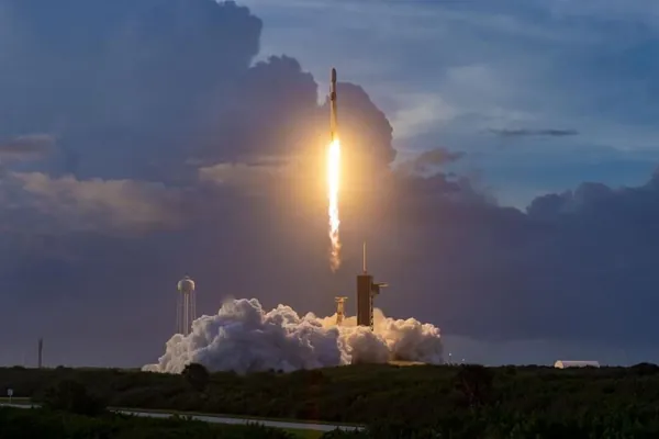 Roskosmos Falcon 9-yňkydan hem köp gezeklik raketa döredip, SpaceX-den öňe geçmek isleýär