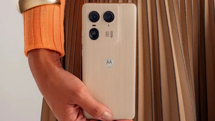 Motorola выпустила «деревянный» смартфон Moto Edge 50 Ultra