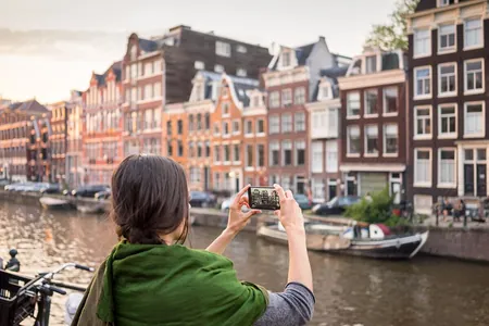 Амстердам запретил строительство новых отелей в борьбе с переизбытком туристов 