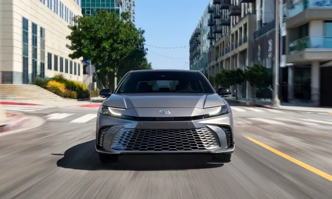 Toyota Camry 2025: garaşylyşyndan arzan çykdy