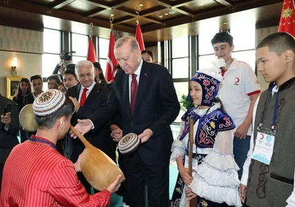 “Döwletliler köşgünde” terbiýelenýän çagalar Türkiýede boldular we Ärdogana sowgat berdiler