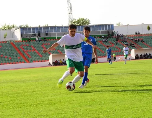 Gurbanguly Berdimuhamedow "Arkadag" futbol toparynyň futbolçylarynyň türgenleşiklerini synlady