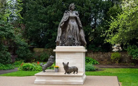 В Великобритании установили памятник Елизавете II с ее любимыми корги
