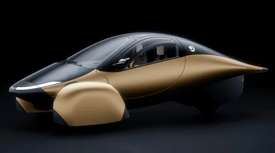 В ОАЭ начнут поставлять трехколесное золотое авто на солнечных батареях за $27 тыс.