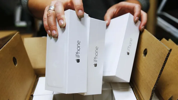 Продажи iPhone упали до самого низкого уровня за последние шесть лет