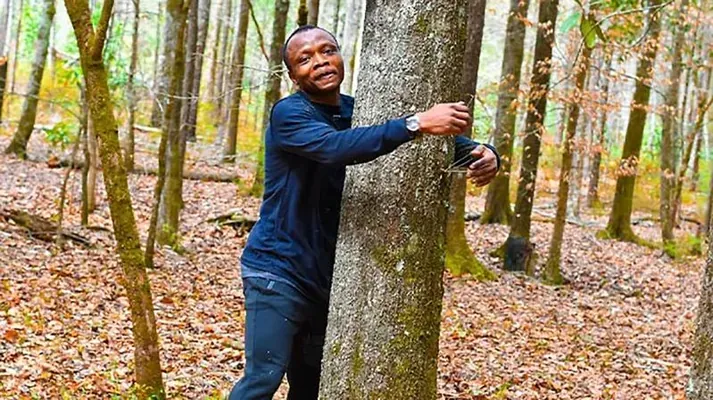 Ганец установил рекорд Гиннесса, обняв 1123 дерева за час