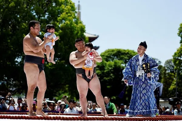 400-летняя традиция: В Токио прошел фестиваль плачущих младенцев