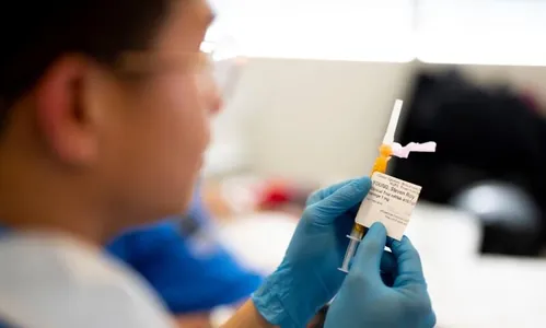 В Британии приступили к испытаниям первой в мире индивидуальной вакцины от рака