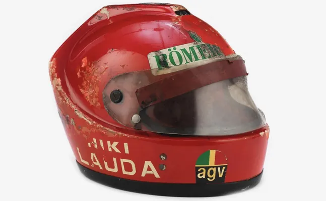 Обгоревший в аварии шлем легендарного гонщика Формулы-1 выставлен на продажу