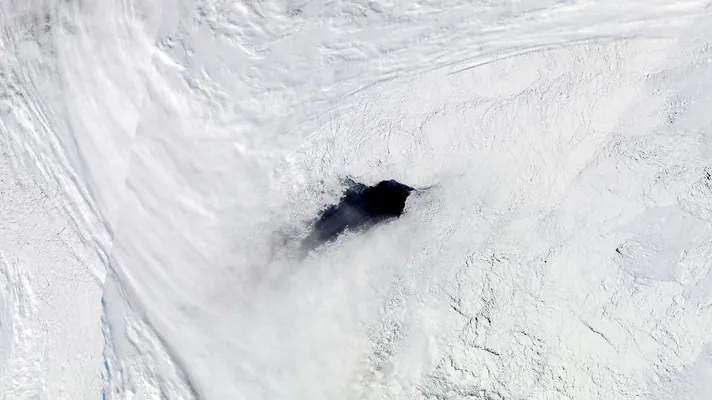 Разгадана тайна 50-летней гигантской дыры в антарктическом льду