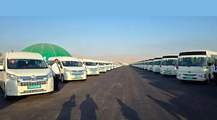 Президент Туркменистана подарил жителям Ахалского велаята около 200 автобусов