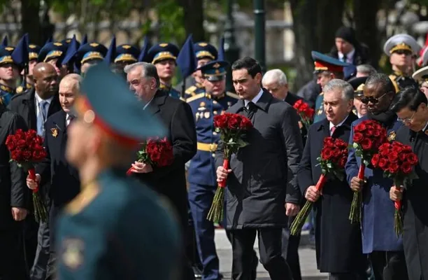 Сердар Бердымухамедов возложил цветы к Могиле Неизвестного Солдата