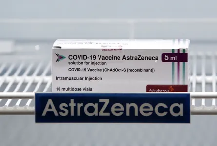 AstraZeneca “islegiň pesligi” sebäpli COVID-19-a garşy sanjymyny satuwdan aýyrýar