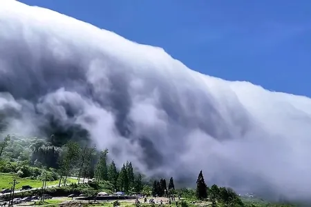 В Китае запечатлели редчайшее природное явление: облачный водопад