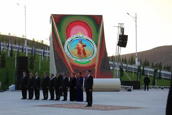 В Ашхабаде открылся 60-метровый памятник Махтумкули Фраги