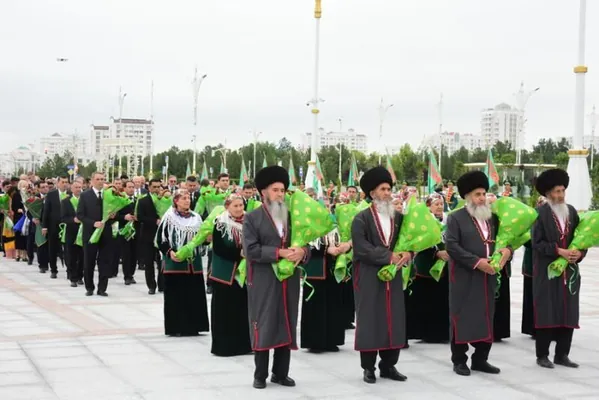 Сердар Бердымухамедов принял участие в церемонии возложения цветов к Монументу Конституции и к Главному флагу страны