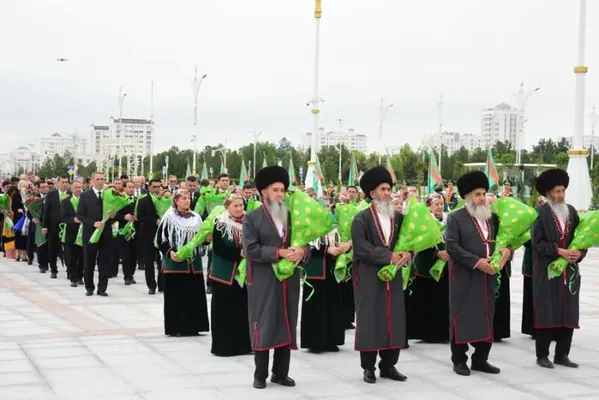 Serdar Berdimuhamedow Konstitusiýa binasyna we Baş baýdaga gül goýmak dabaralaryna gatnaşdy