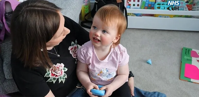 Малышка Опал слышит мир: В Британии у 18-месячной девочки впервые излечили глухоту