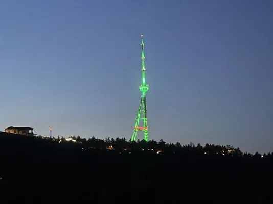 Tbilisiniň telediňi Türkmenistanyň baýdagynyň reňklerinde yşyklandyryldy