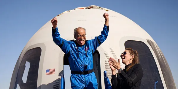 Blue Origin отправила в космос старейшего – 90-летнего астронавта