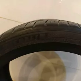 MICHELIN 255 35 18