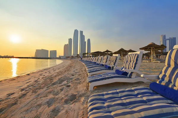 В Абу-Даби пляжи возобновили работу для туристов после закрытия из-за ливней