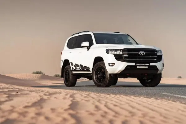 Toyota Dakarda gazanan 10 ýeňşiniň hormatyna "Land Cruiser 300-iň" çäkli tapgyryny çykardy